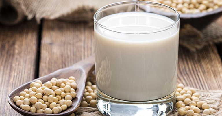 Nam giới uống sữa đậu nành có bị yếu sinh lý hay không là vấn đề gây tranh cãi lâu nay