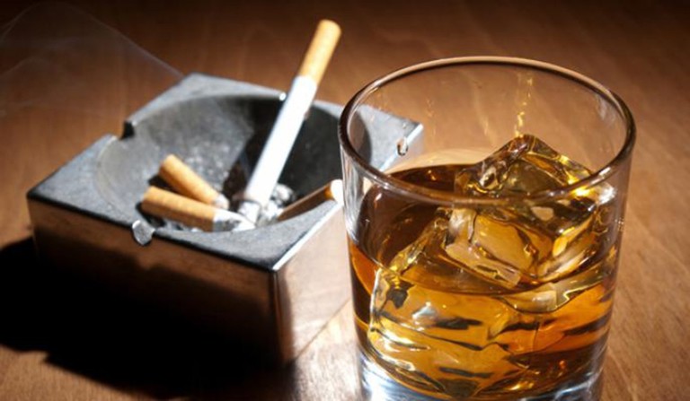 Bia rượu và thuốc lá cần được từ bỏ nếu nam giới muốn cải thiện sức khỏe sinh lý
