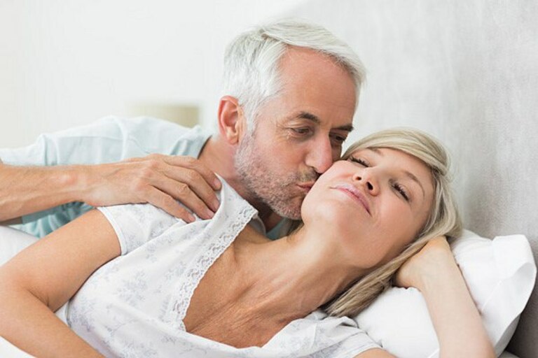 Tình dục là hoạt động suốt đời của mỗi người. Vợ chồng già nên địt mấy lần một tuần là khỏe 