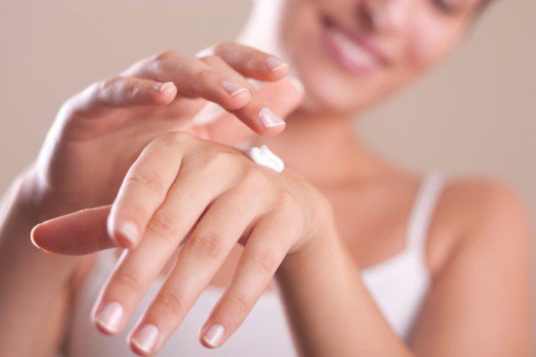 Bôi kem dưỡng ẩm cho da tay giúp hạn chế tình trạng da khô ráp và ngứa ngáy