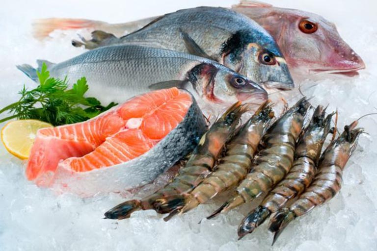 Hải sản là nhóm thực phẩm dễ gây dị ứng và nổi mẩn ngứa khắp người