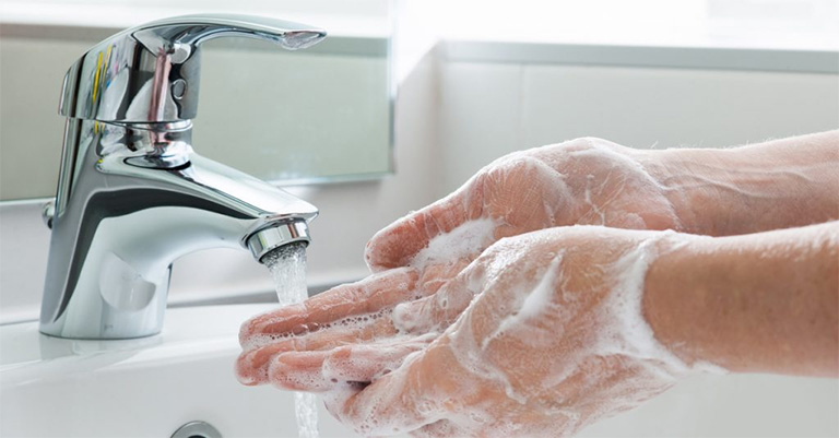 Thường xuyên vệ sinh bàn tay bằng xà phòng để ngăn ngừa vi khuẩn, virus gây bệnh 