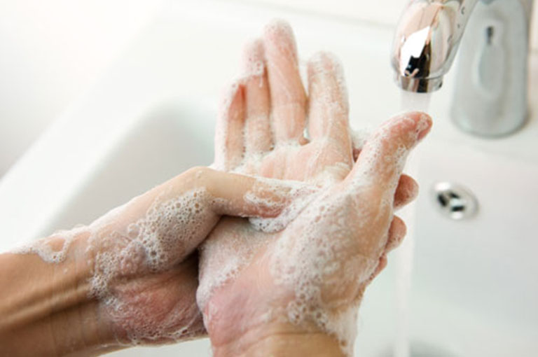 Vệ sinh tay sạch sẽ bằng xà phòng dịu nhẹ giúp phòng tránh tình trạng nổi mụn nước ở tay gây ngứa