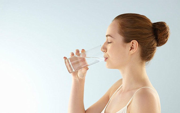 Uống đủ nước mỗi ngày giúp quá trình thanh lọc và đào thải độc tố diễn ra dễ dàng hơn
