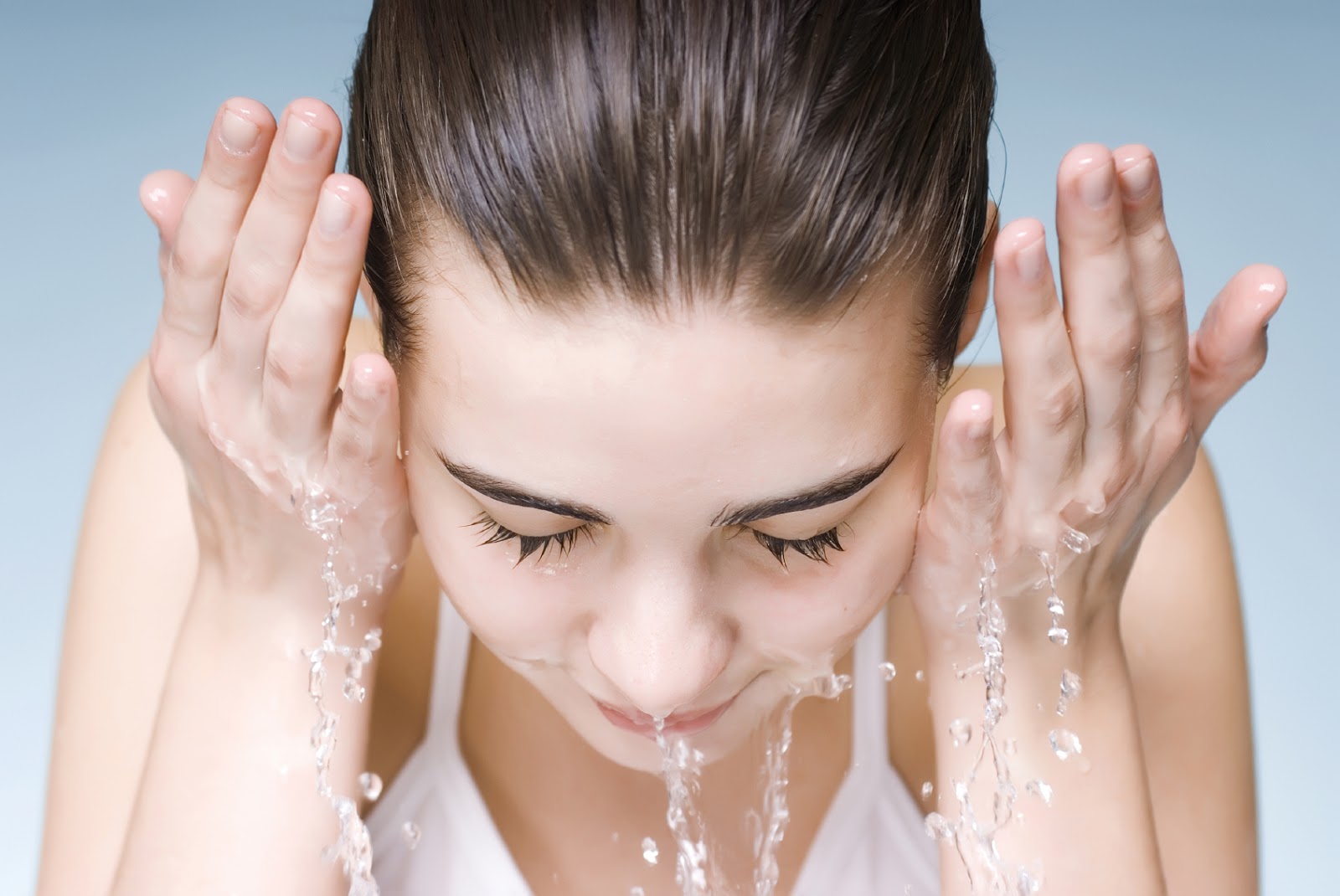 Vệ sinh da mặt bằng nước muối sinh lý giúp làm sạch da