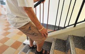 Khi bị gai khớp gối thì người bệnh sẽ thấy đau khi lên xuống cầu thang