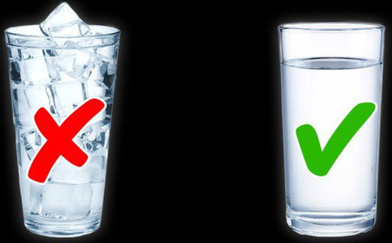 Khi bị khàn tiếng thì nên giữ cho cổ họng luôn có độ ẩm bằng cách uống nhiều nước, tuy nhiên không được uống nước đá