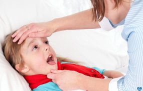 Không nên dùng thuốc kháng sinh chữa bệnh viêm họng cho trẻ trong giai đoạn đầu