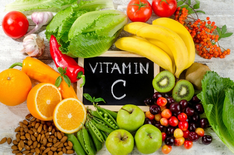 Các loại rau củ quả chứa nhiều vitamin C sẽ giúp bé mau hết bệnh
