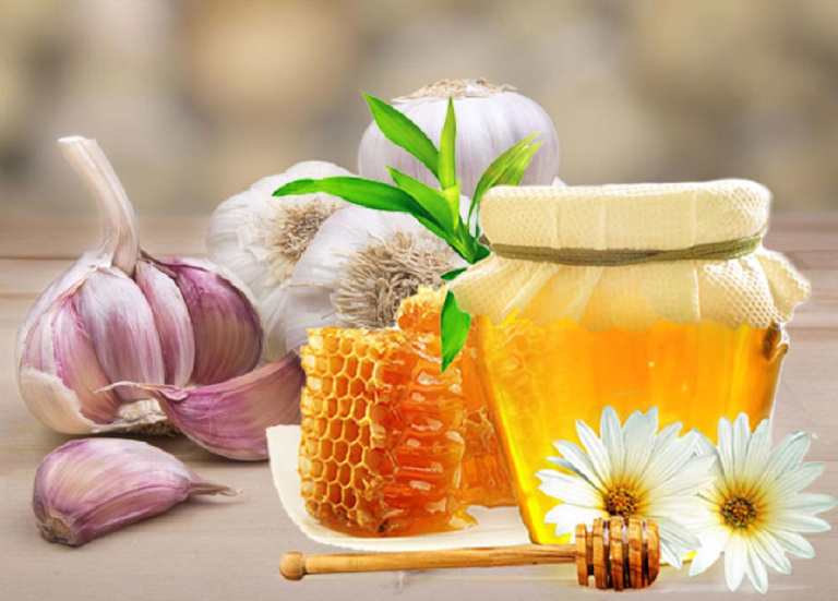Mật ong khi kết hợp với tỏi sẽ có tính kháng khuẩn cao giúp trị viêm họng hiệu quả