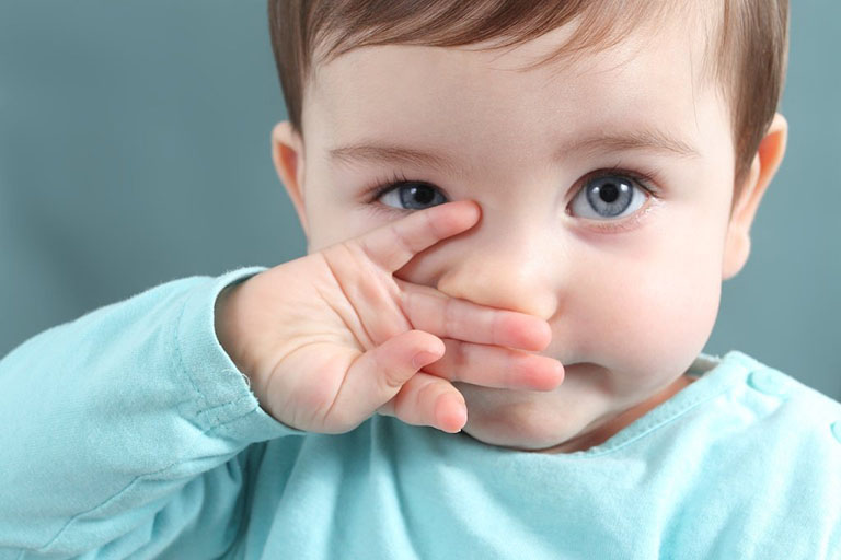 dùng nước muối sinh lý rửa mũi cho trẻ