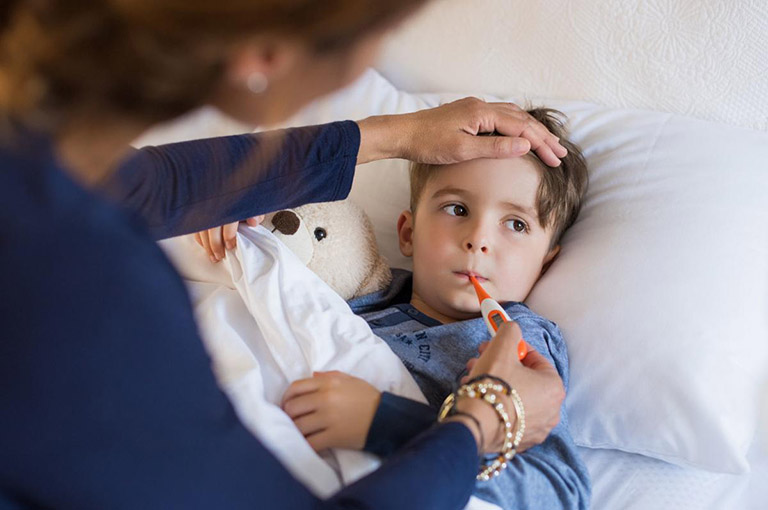Ngoài những triệu chứng mề đay thường gặp, bé có thể bị sốt, mệt mỏi
