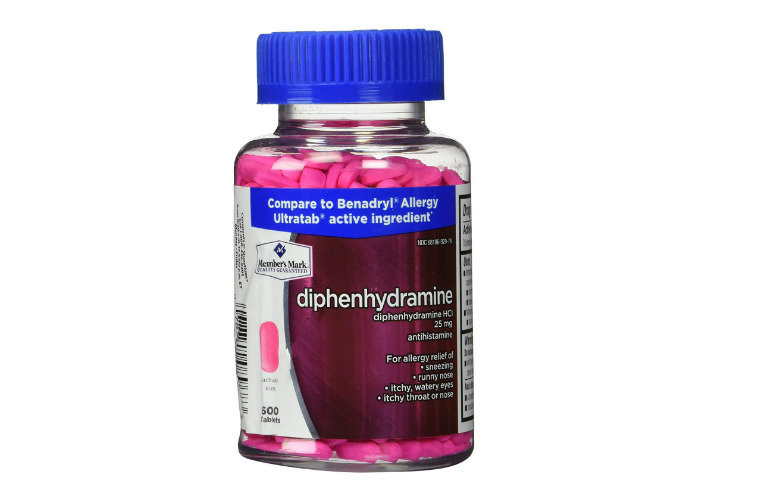 Khi uống thuốc mề đay Diphenhydramine, người bệnh cần dùng theo liều lượng bác sĩ chỉ định.
