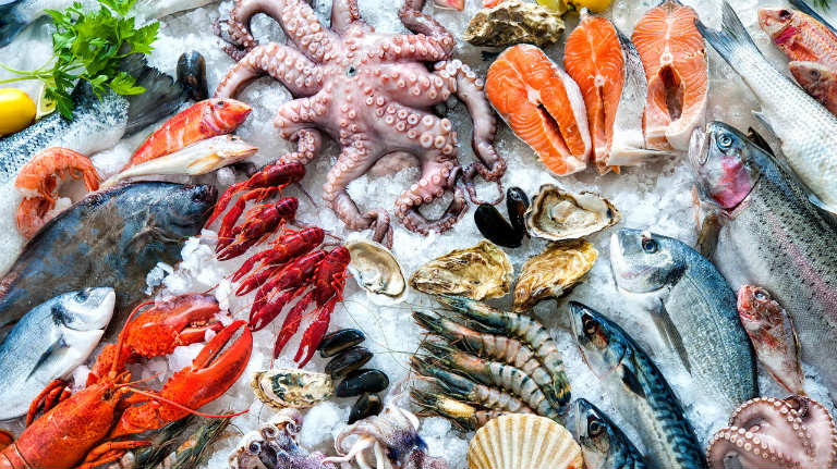 Tuy hải sản là nhóm thực phẩm bổ dưỡng nhưng có thể khiến cho bệnh viêm da cơ địa ở trẻ dễ tái phát. Do đó, cần hạn chế cho trẻ dùng các món ăn từ hải sản.
