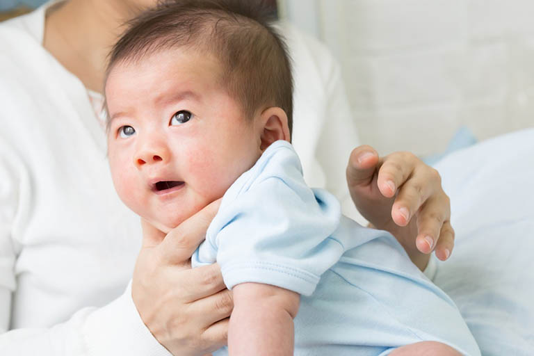 trị nghẹt mũi cho trẻ sơ sinh bằng phương pháp dân gian