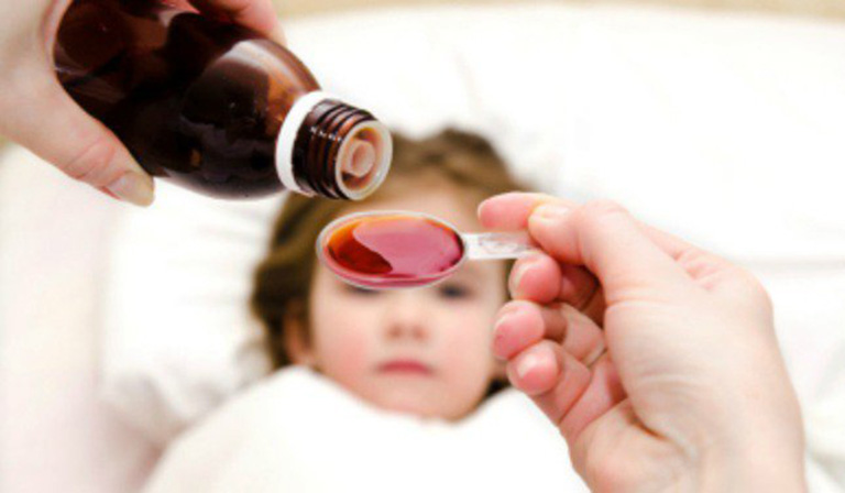 Cho trẻ uống thuốc hạ sốt