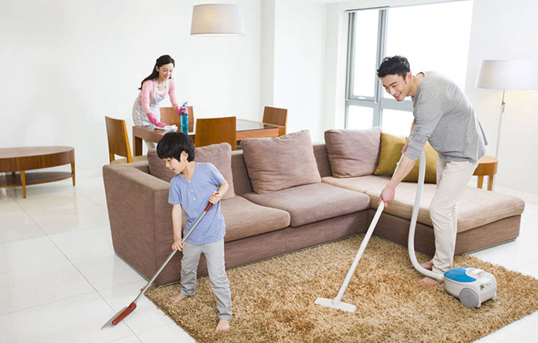 Giữ gìn vệ sinh nhà cửa sạch sẽ giúp phòng tránh nổi mề đay do dị ứng thời tiết