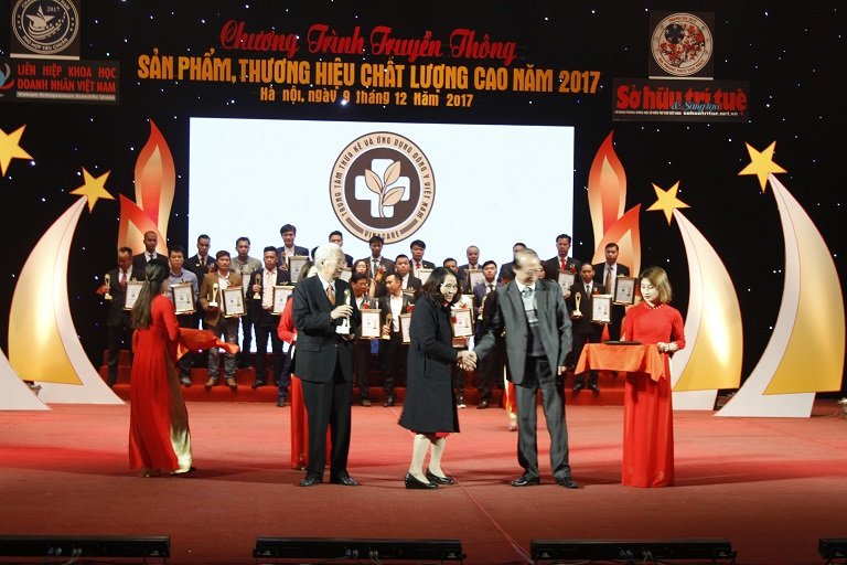Giám đốc chuyên môn Trung tâm Đông y Việt Nam - Lê Phương, nhận cup vàng Sản phẩm, thương hiệu chất lượng cao 2017