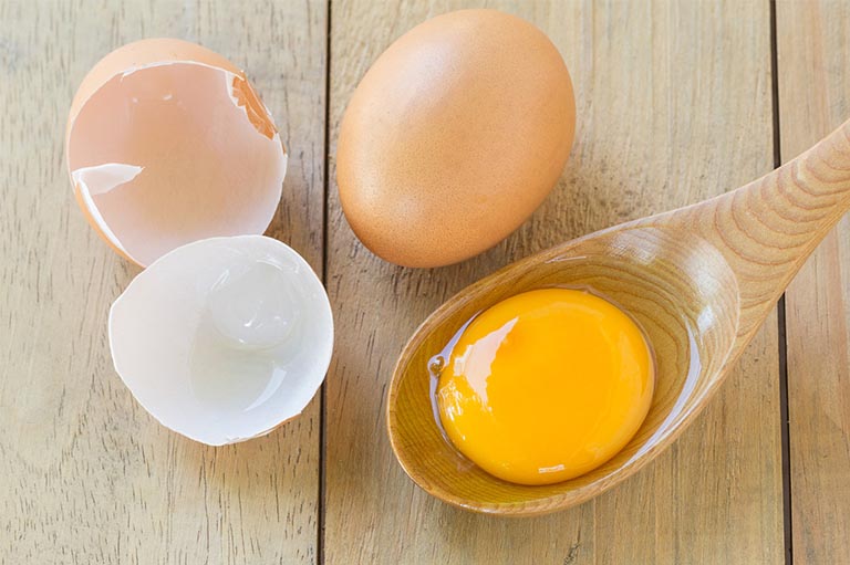 Người bị đau họng nên ăn trứng gà hoặc lòng trắng trứng 