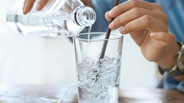 Có nên uống nước đá lạnh khi bị viêm họng? 
