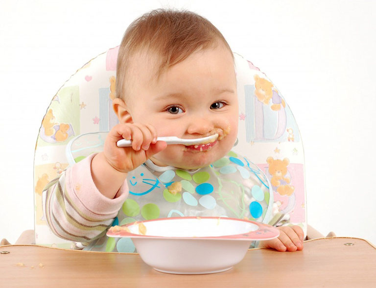 Xây dựng chế độ ăn uống phù hợp cho bé để phòng tránh bệnh chàm sữa 