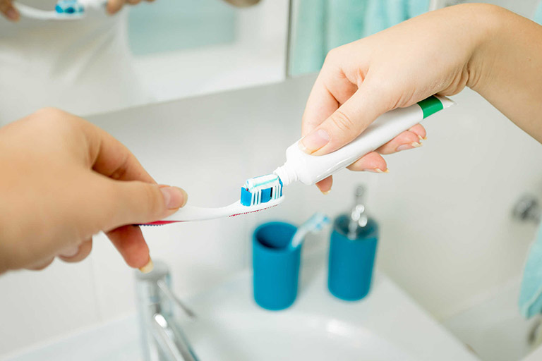 Thường xuyên vệ sinh răng miệng sẽ hạn chế được nguy cơ mắc bệnh viêm họng hạt 
