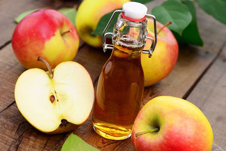 Uống nước giấm táo là cách chữa đau dạ dày tại nhà được nhiều người áp dụng 
