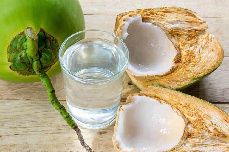 Nước dừa chứa nhiều vitamin, khoáng chất và các enzyme kháng khuẩn 