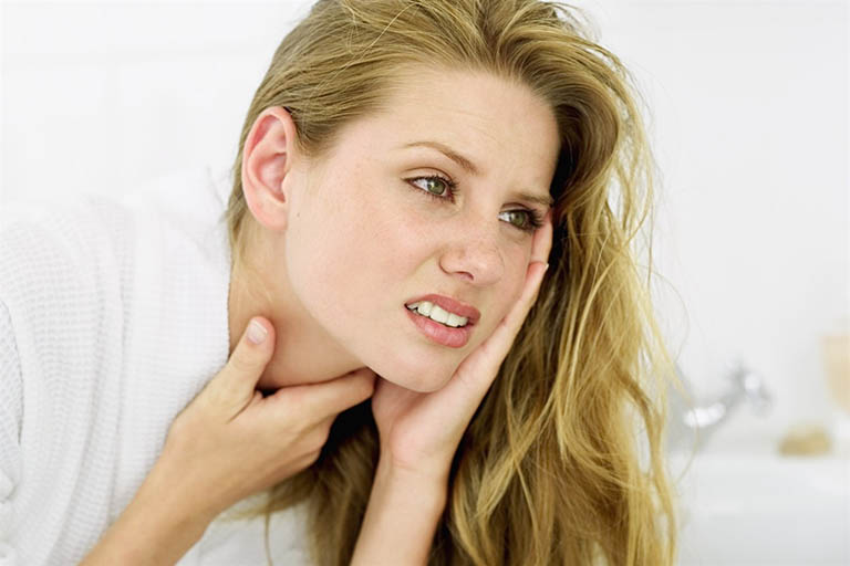Hễ nuốt nước bọt là đau họng: Nguyên nhân & cách khắc phục