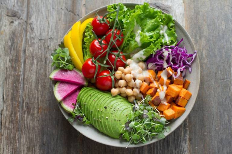 Tăng cường ăn các loại rau xanh để hỗ trợ tiêu hóa, giảm áp lực cho dạ dày