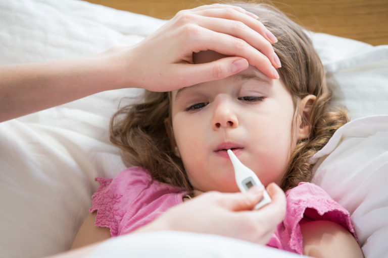 Trẻ bị viêm amidan thường sốt mấy ngày