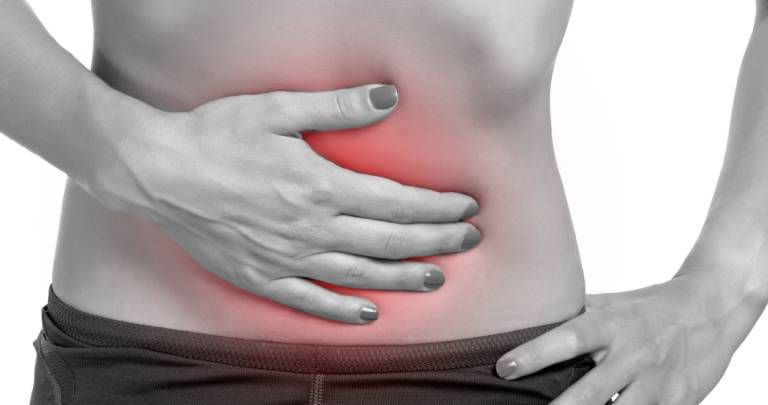Bệnh nhân nhiễm vi khuẩn HP sẽ có những dấu hiệu giống như bị viêm loét dạ dày: buồn nôn, đau rát dạ dày, khó tiêu,...
