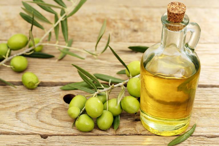 Cho một vài giọt dầu olive vào muối baking soda sẽ giúp tẩy sạch mụn đầu đen nhanh chóng.