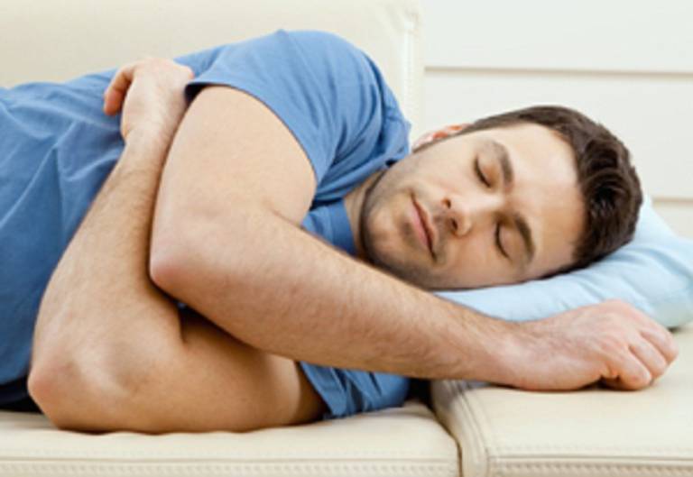 Nằm nghiêng bên trái khi ngủ mang đến rất nhiều lợi ích cho người bệnh
