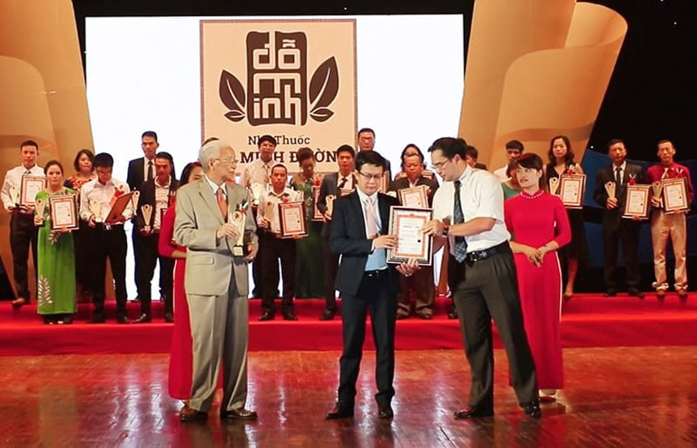 Đỗ Minh Đường vinh dự nhận giải thưởng do người tiêu dùng, chuyên gia bình chọn