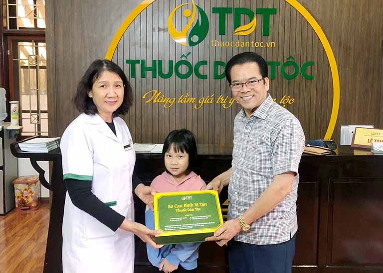 NSND Trần Nhượng đưa cháu gái đến chữa viêm dạ dày HP tại Thuốc dân tộc