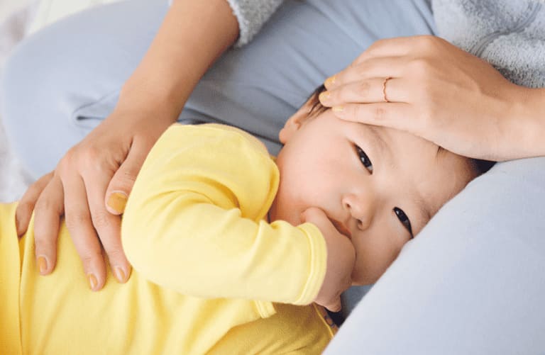 Trẻ bị sốt do viêm họng là gì?