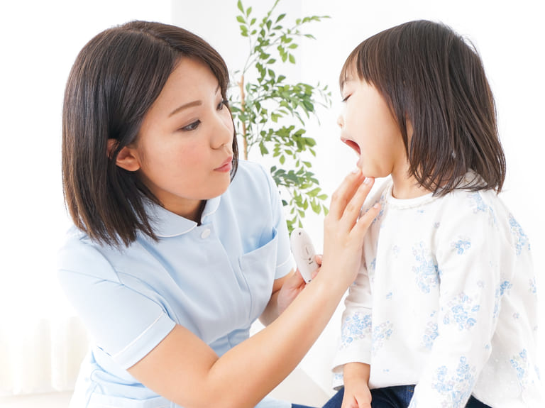 Trẻ bị sốt do viêm họng có nguy hiểm không?