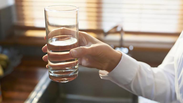 Uống nhiều nước cũng là một biện pháp giúp làm giảm các triệu chứng bệnh cho bệnh nhân 