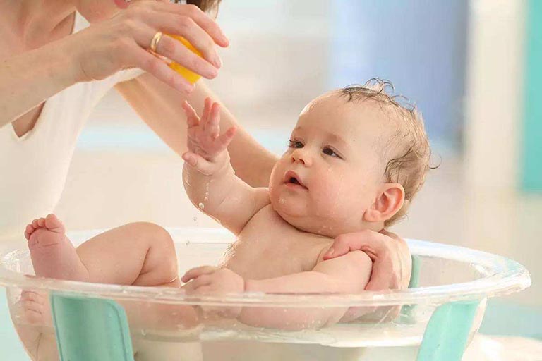 Tắm rửa thường xuyên cho con để phòng ngừa bệnh lang ben 