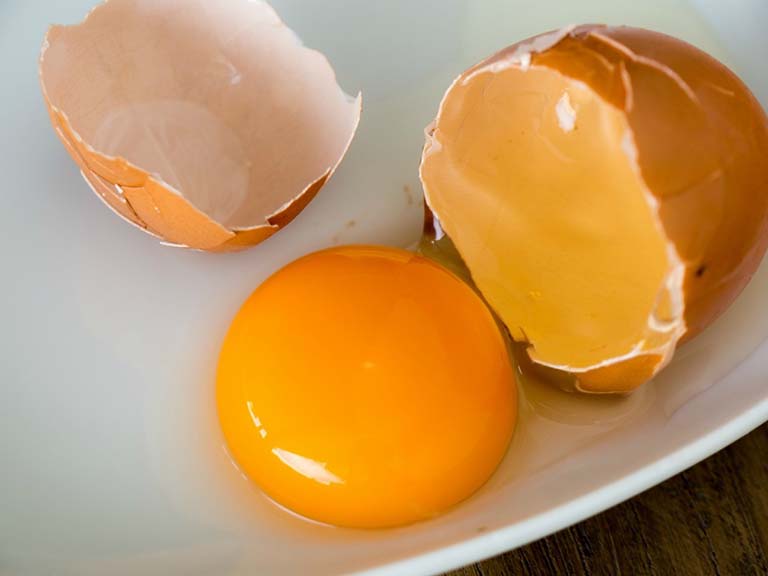 Thành phần trong trứng gà có công dụng trị tàn nhang, nám hiệu quả