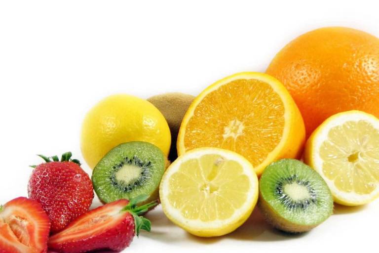 Thực phẩm giàu vitamin có nhiều trong các loại trái cây như cam, bưởi, quýt, dâu tây, việt quốc, thanh long, lựu,...