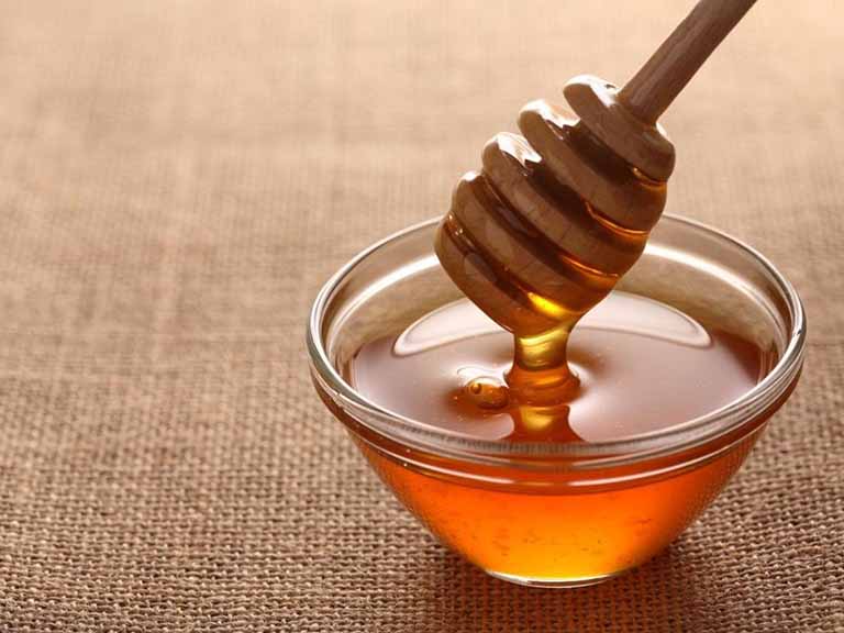 Các vitamin và khoáng chất có trong mật ong giúp xóa mờ thâm nám hữu hiệu