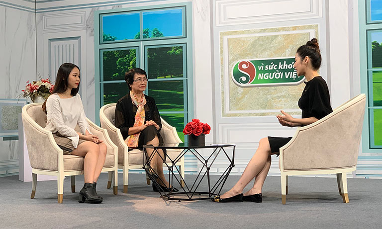 Bác sĩ Nhuần và khách mời Huyền Anh chia sẻ về Mụn trứng cá Hoàn Nguyên trên VTV2