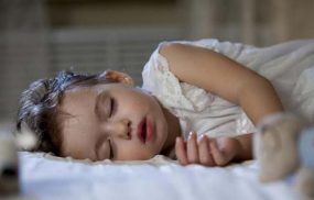 Trẻ bị đổ nhiều mồ hôi đầu khi ngủ