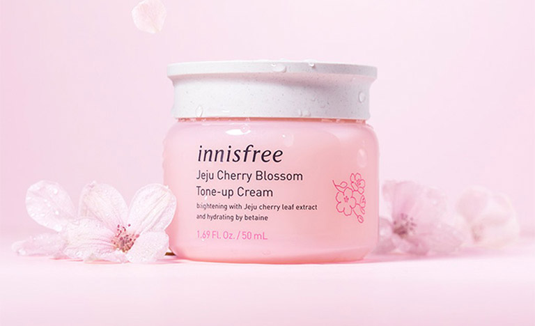 Innisfree Jeju Cherry Blossom Tone-up Cream có khả năng dưỡng ẩm và nâng tone da tức thì
