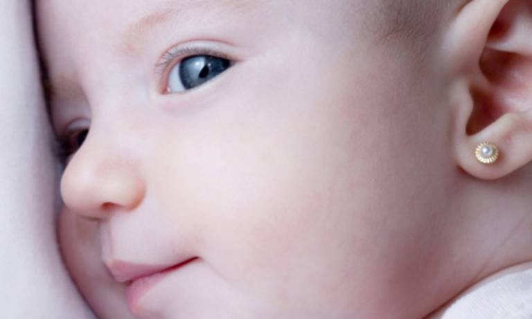  Bấm lỗ tai cho bé: 7 Điều cần lưu ý để không bị nhiễm trùng