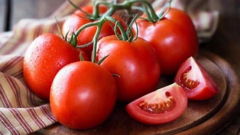 Không chỉ được dùng làm thực phẩm, chúng ta có thể dùng cà chua làm son dưỡng môi 