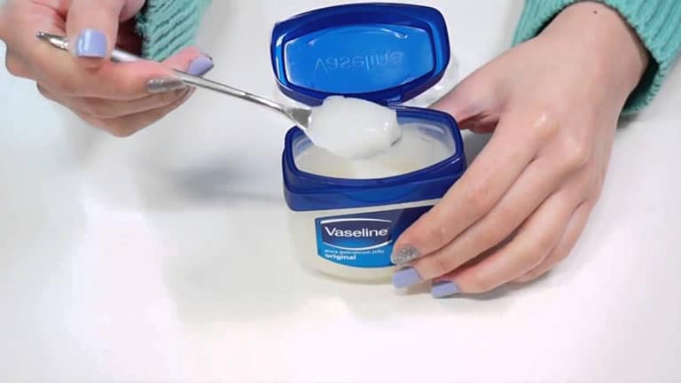 Vaseline có tác dụng dưỡng ẩm, giúp dưỡng môi căng mọng 