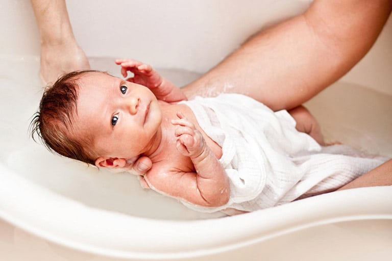 cách tắm cho bé sơ sinh chưa rụng rốn